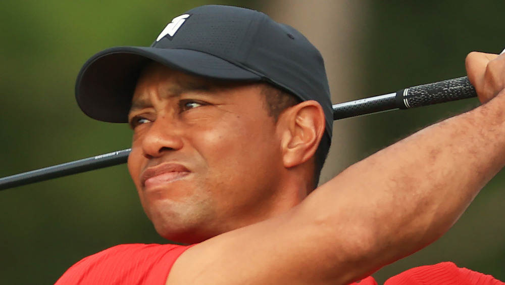 Tiger Woods giocando a golf