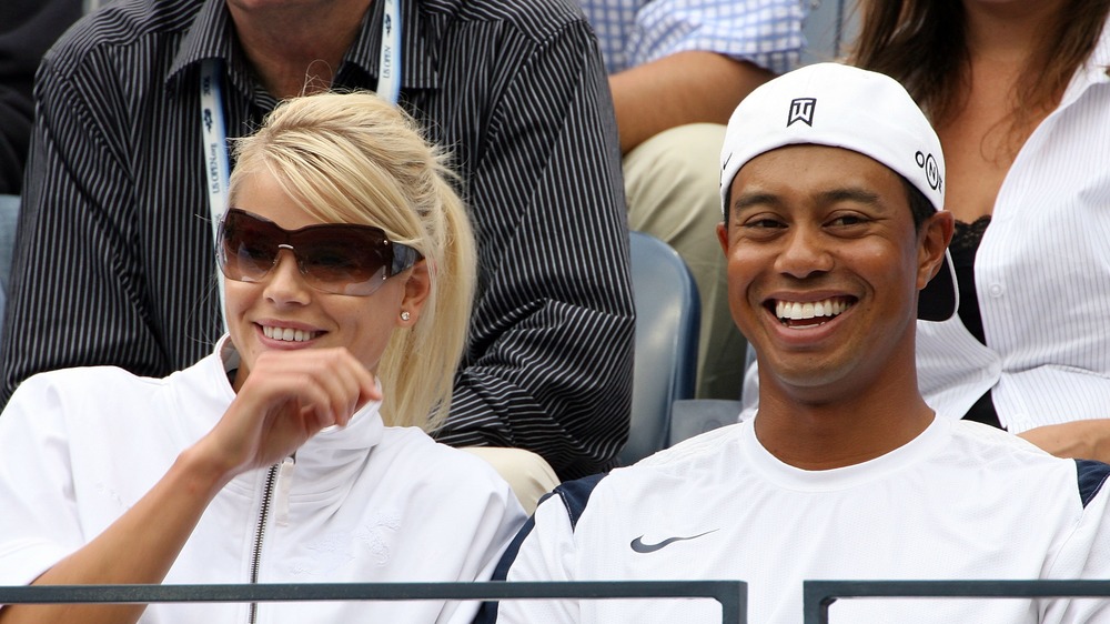 Elin Nordegren e Tiger Woods condividono una risata a un evento sportivo