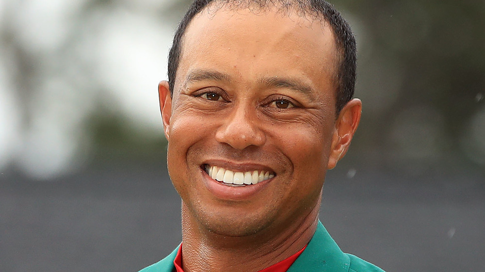 Tiger Woods sorride