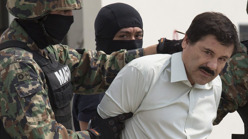 El Chapo ha attraversato l'aeroporto internazionale messicano dopo il suo arresto, febbraio 2014