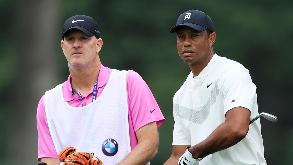 Tiger Woods e il caddy Joe LaCava sul campo da golf