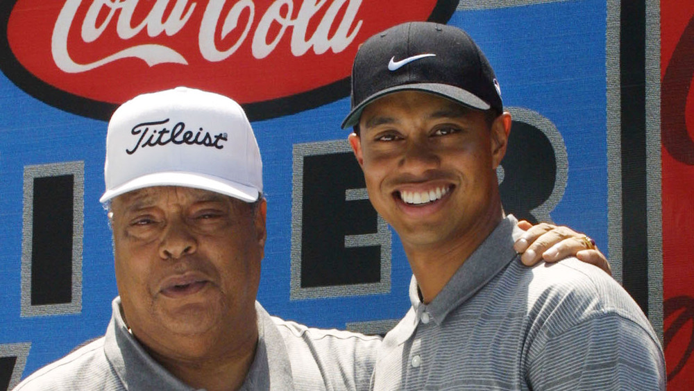 Tiger Woods e suo padre Earl Woods posano durante un evento della fondazione di golf nel 2001