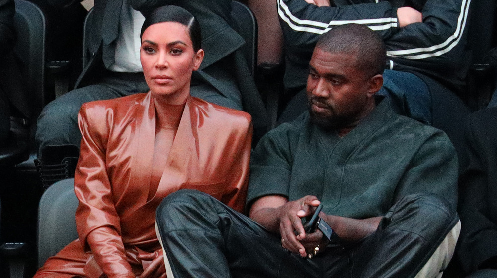 Kim Kardashian, Kanye West seduti fianco a fianco