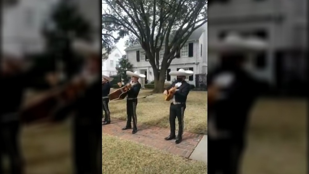 Banda Mariachi che suona davanti alla casa di Ted Cruz in Texas