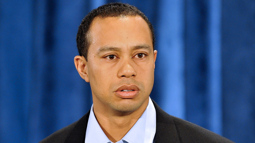 Tiger Woods, scuse pubbliche nel 2010, indossava un completo, sembrava triste, in lacrime 