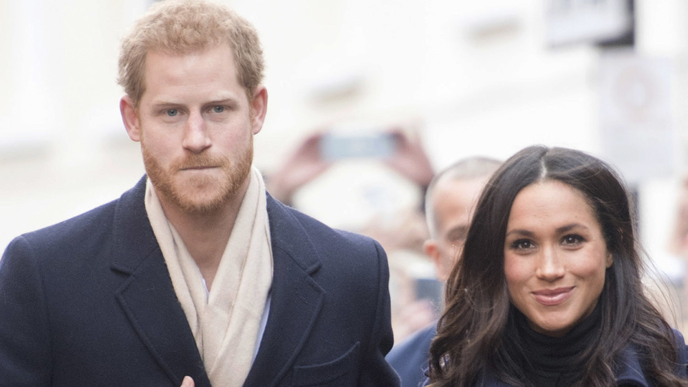 Il principe Harry e Meghan Markle camminano