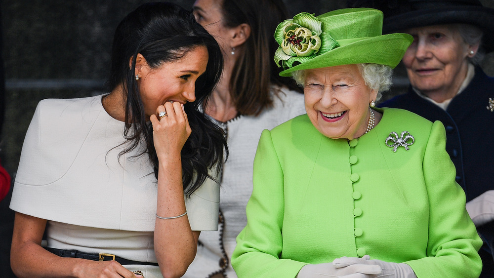 Meghan Markle, Queen Elizabeth, ridendo