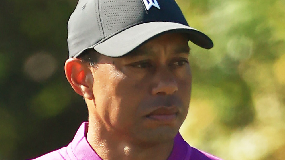 Tiger Woods valuta il suo tiro sul campo