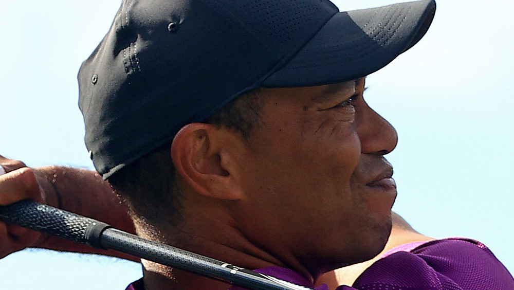 Tiger Woods fa oscillare una mazza da golf