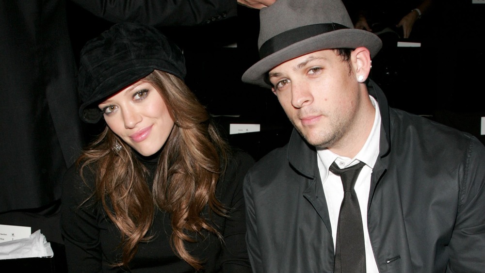 Hilary Duff e Joel Madden seduti insieme