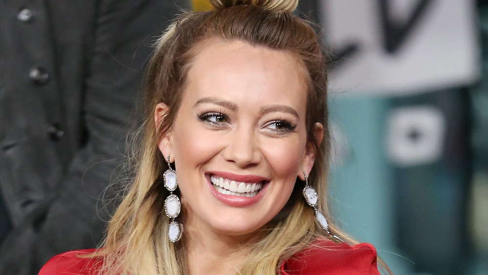 Hilary Duff sorridente e vestita di rosso