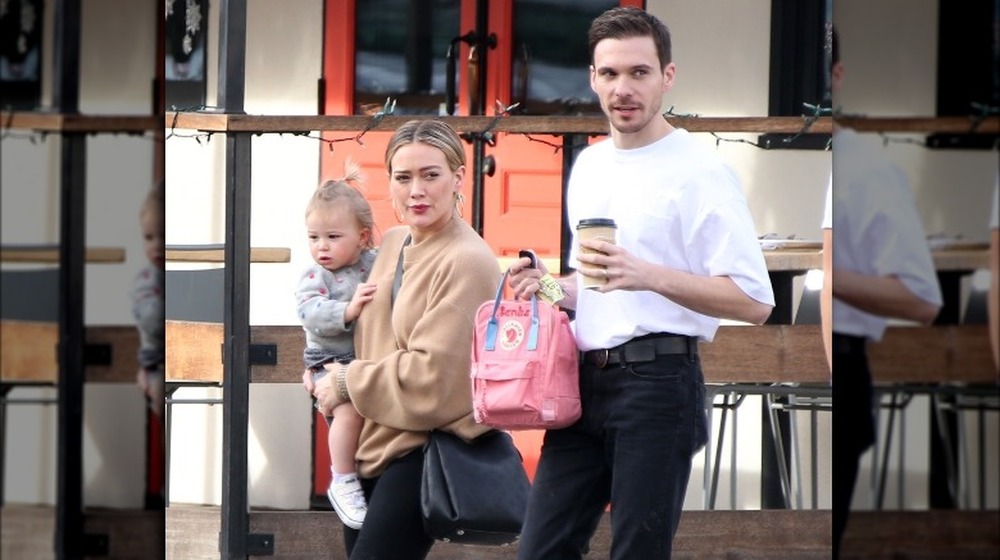 Hilary Duff, Matthew Koma e la loro figlia che camminano fuori