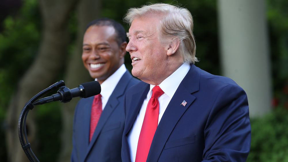 Donald Trump e Tiger Woods sul podio