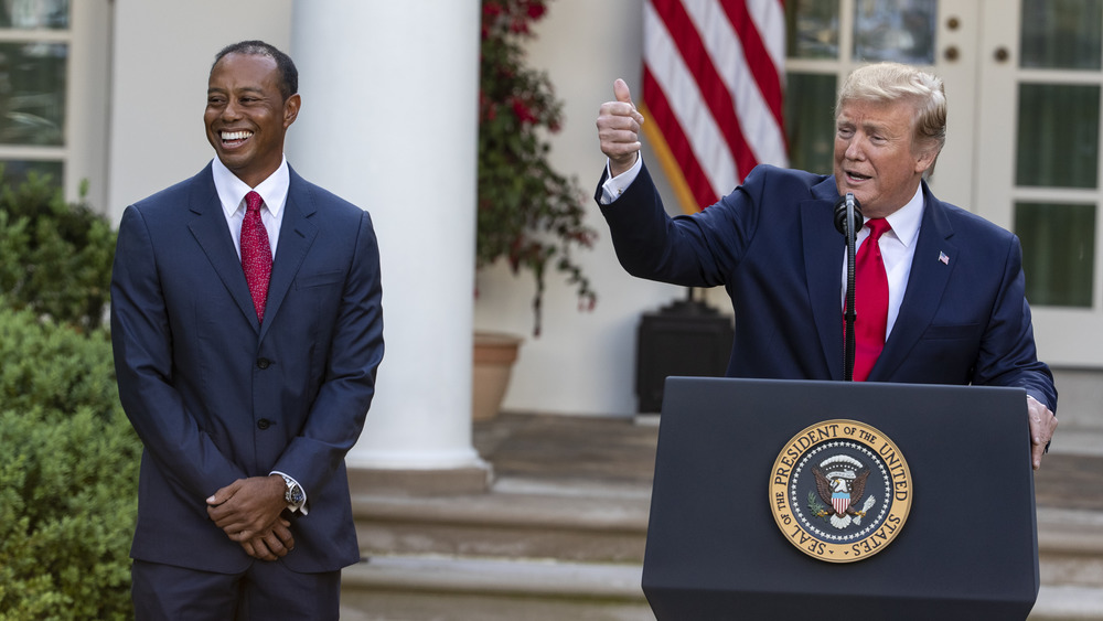 Tiger Woods e Donald Trump durante una cerimonia