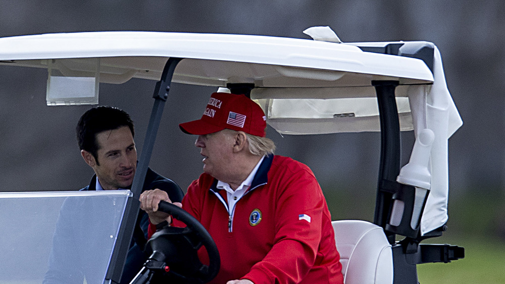 Donald Trump che gioca a golf