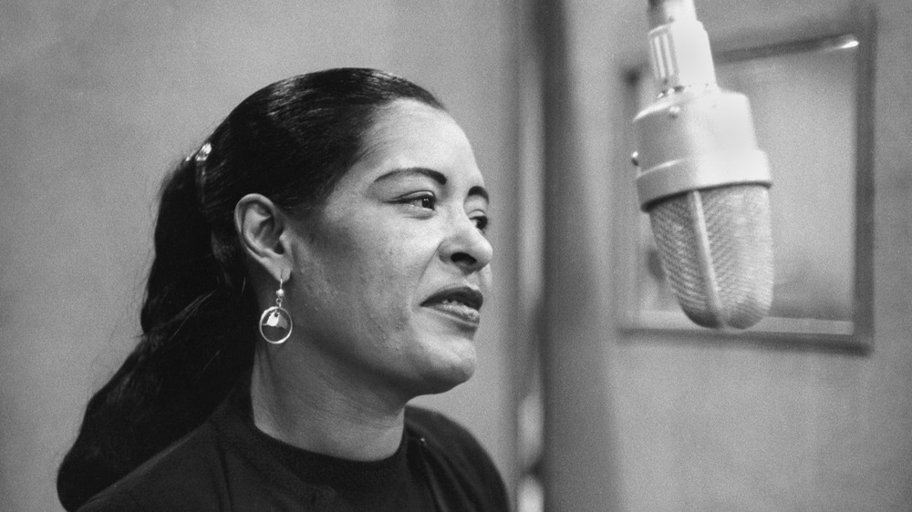 Billie Holiday canta nello studio di registrazione