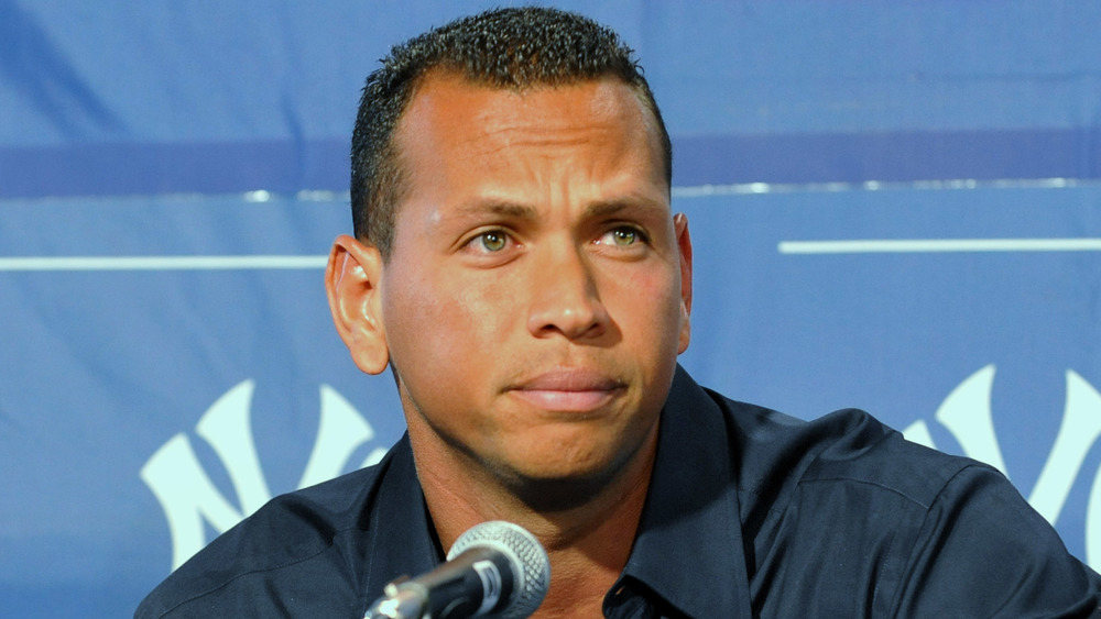 Alex Rodriguez aggrottando la fronte durante una conferenza stampa 