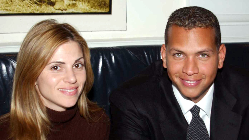 Cynthia Scurtis e Alex Rodriguez seduti su un divano, sorridono 