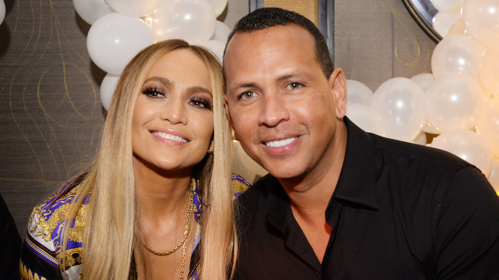 Jennifer Lopez e Alex Rodriguez sorridono insieme