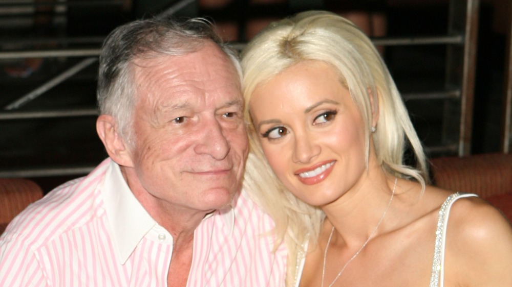 Holly Madison e Hugh Hefner sorridono