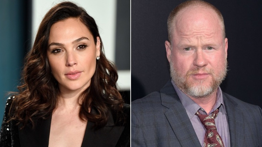 Gal Gadot (sorridendo) a sinistra, Joss Whedon con aria severa (a destra)