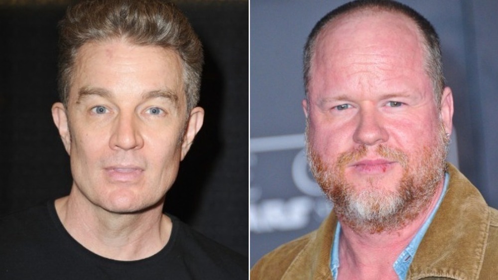 James Marsters con la bocca leggermente aperta (a sinistra), Joss Whedon con un leggero sorriso (a destra)