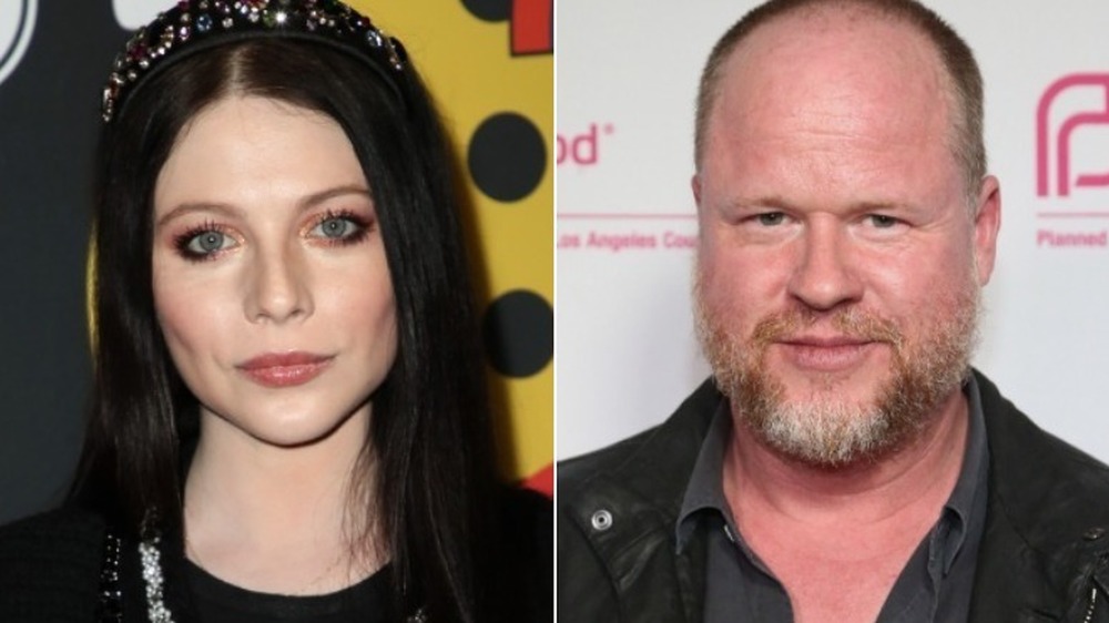 Michelle Trachtenberg sorride (a sinistra), Joss Whedon sorride (a destra)