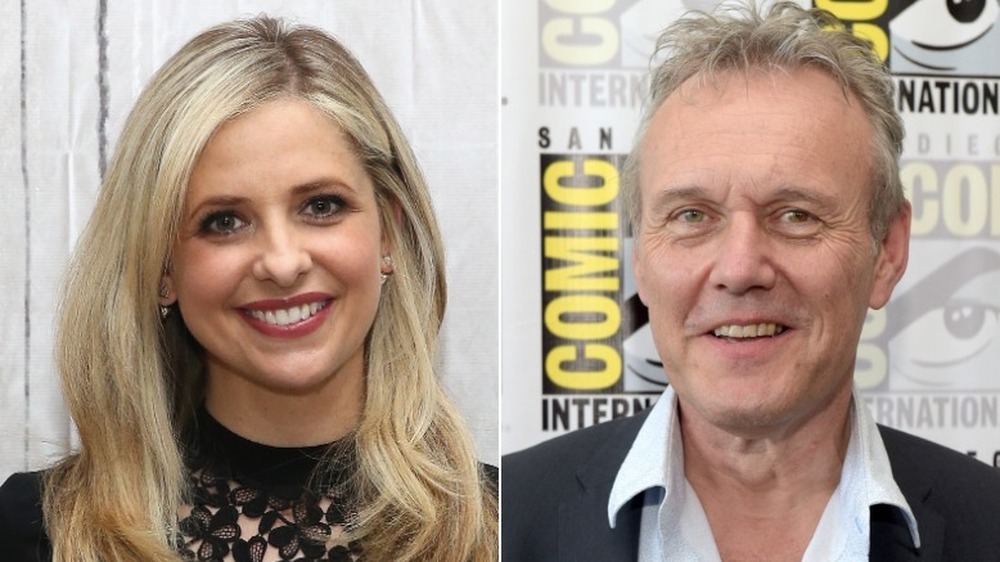 Sarah Michelle Gellar sorride (a sinistra), Anthony Head sorride (a destra)