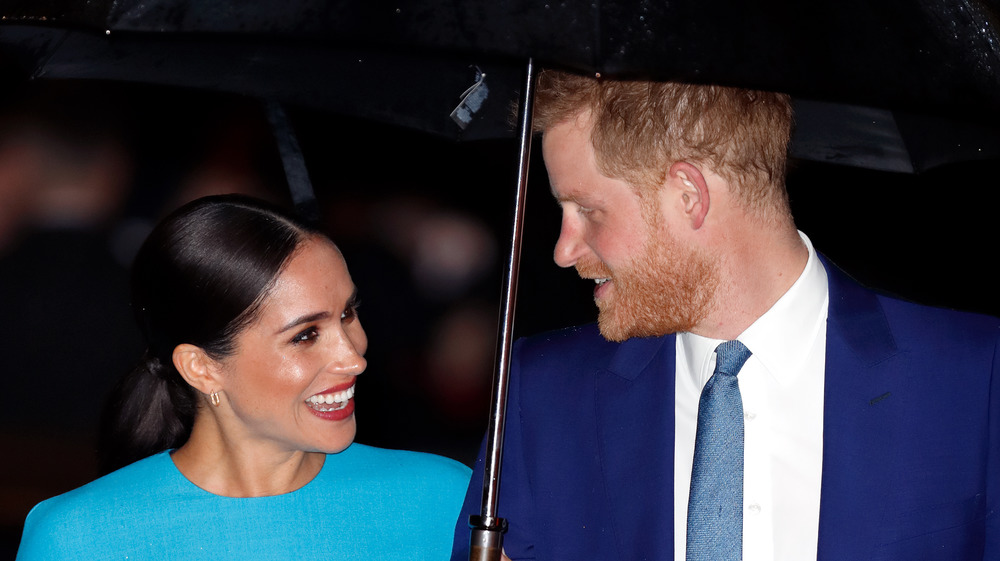 Il principe Harry e Megan Markle sorridono