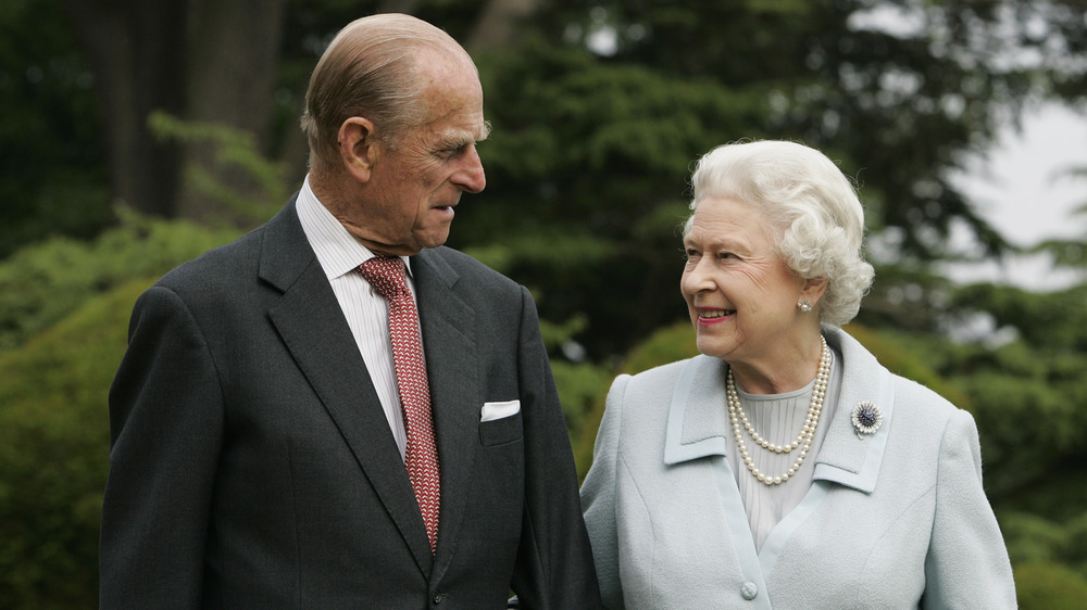 Il principe Filippo e la regina Elisabetta II si sorridono a vicenda 