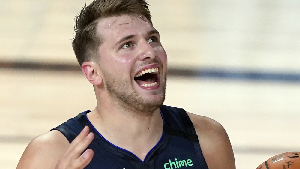 Luka Dončić gioca a basket