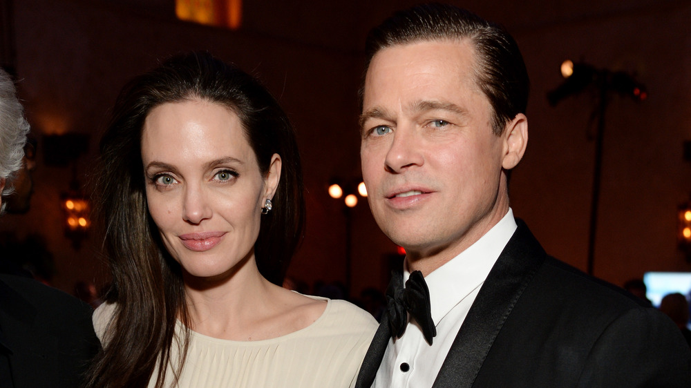 Angelina Jolie e Brad Pitt guardando la telecamera