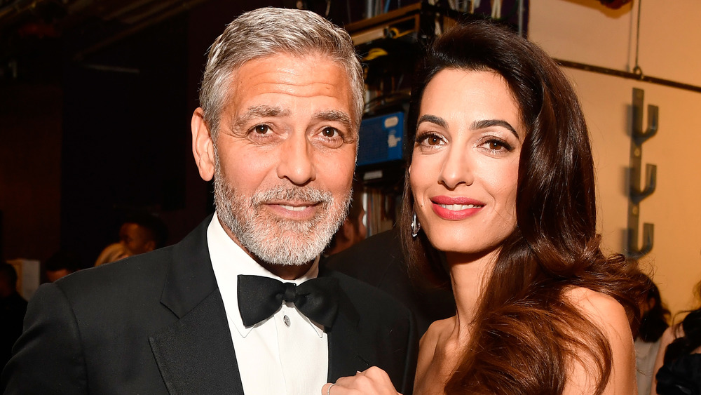 George Clooney e Amal Alamuddin sorridono