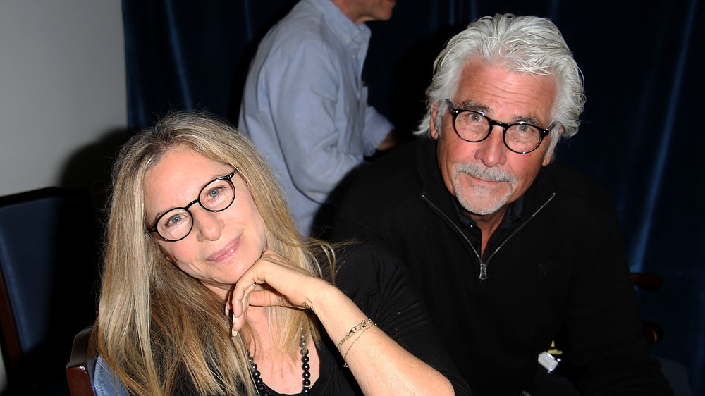 Barbra Streisand e James Brolin guardando la telecamera