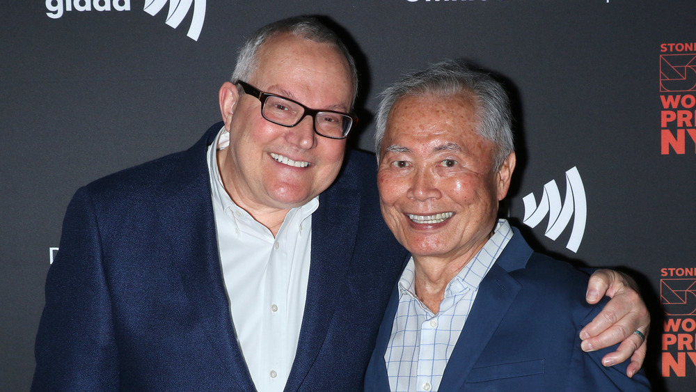 Brad Takei e George Takei sorridono