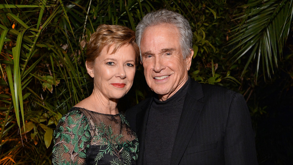 Annette Bening e Warren Beatty sorridono