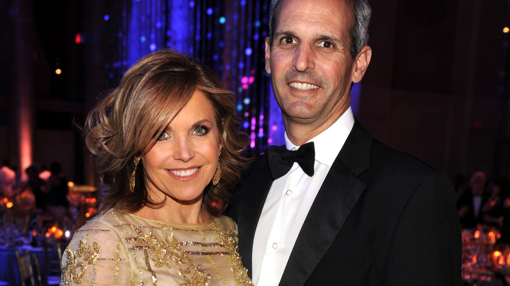 Katie Couric e John Molner sorridono