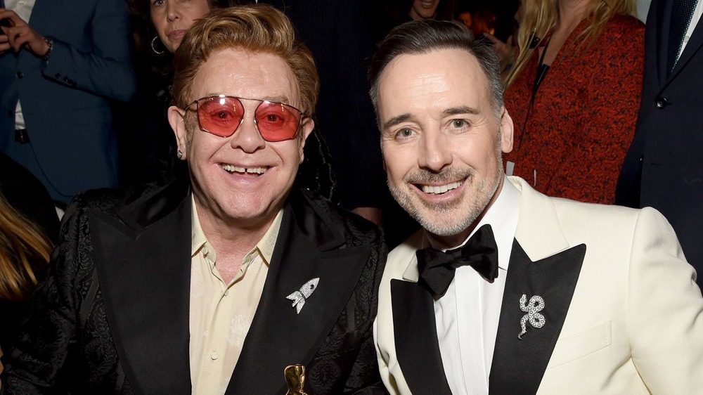 Elton John e David Furnish sorridono