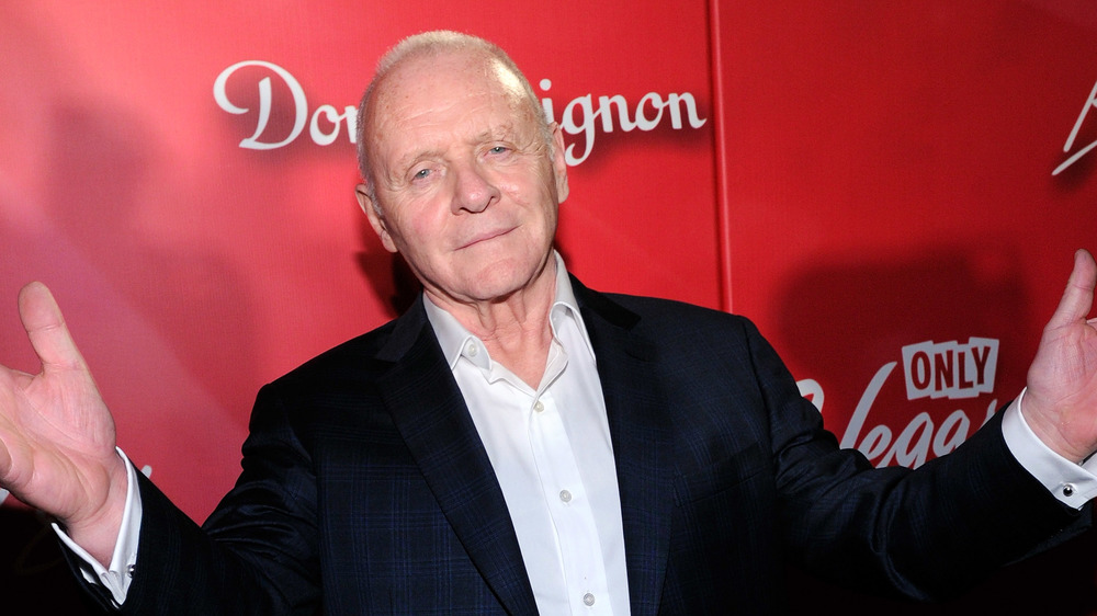 Anthony Hopkins, senza sorridere, braccia alzate, alzando le spalle, tappeto rosso