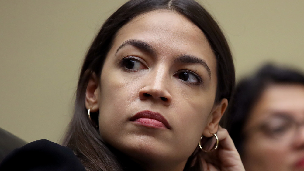 Alexandria Ocasio-Cortez in una riunione