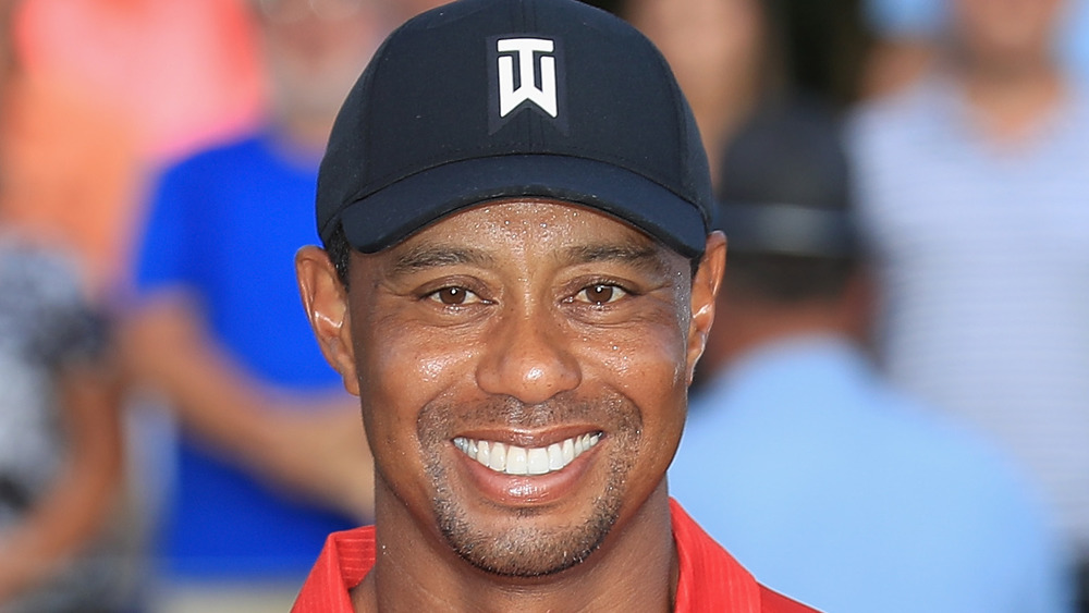 Tiger Woods sorride per le foto sul campo da golf