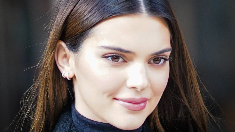 Kendall Jenner sorride mentre esce in pubblico