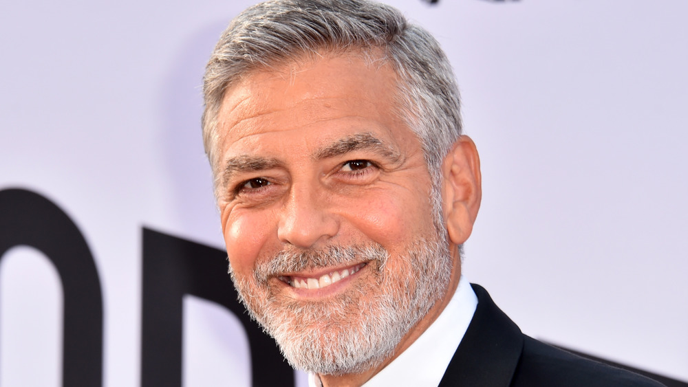 George Clooney sorride