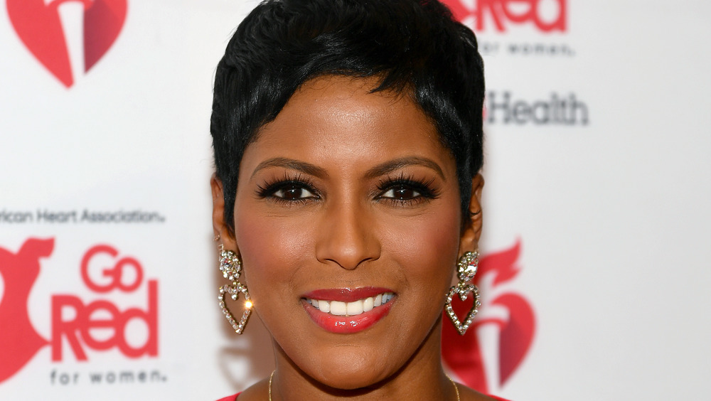 Tamron Hall sorride