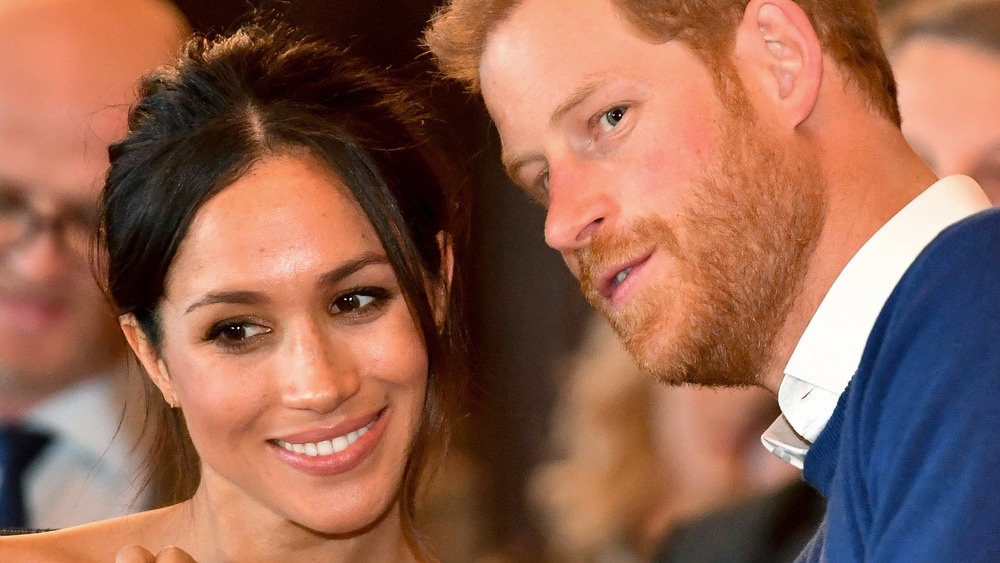 Il principe Harry parla con Meghan Markle