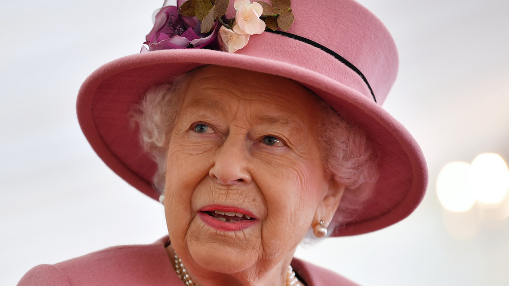 La regina Elisabetta in cappello rosa