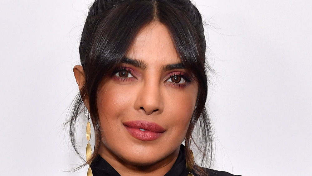 Priyanka Chopra sorride con la testa inclinata