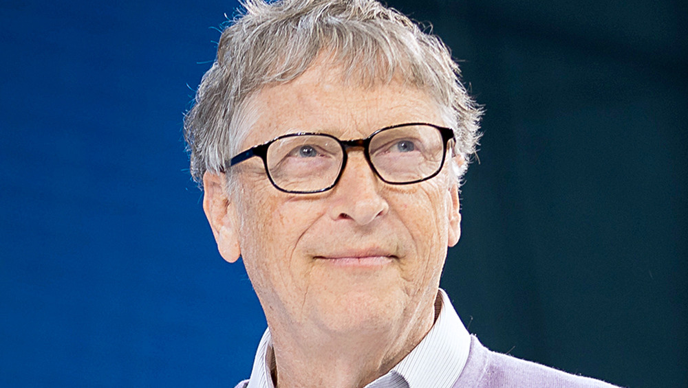 Bill Gates indossa gli occhiali a un evento del 2019 