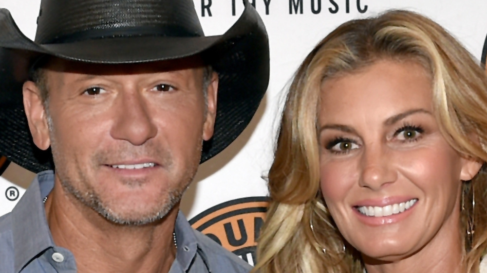 Tim McGraw e Faith Hill sorridono