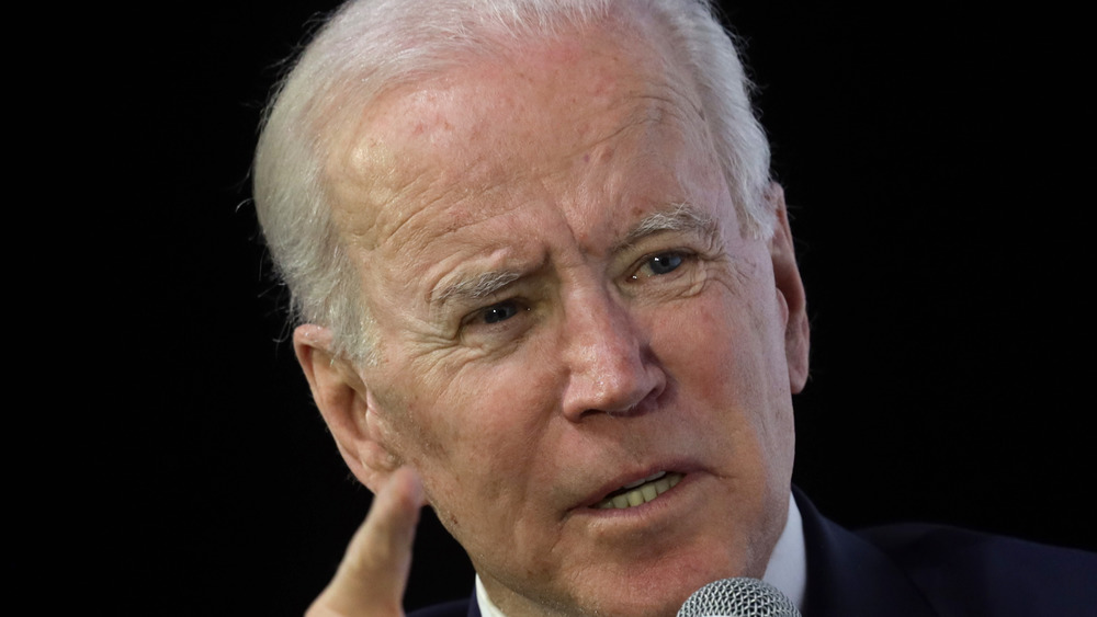 Joe Biden indica mentre parla